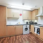 Bright & Immense 2 Bdr Flat Near Excel Center