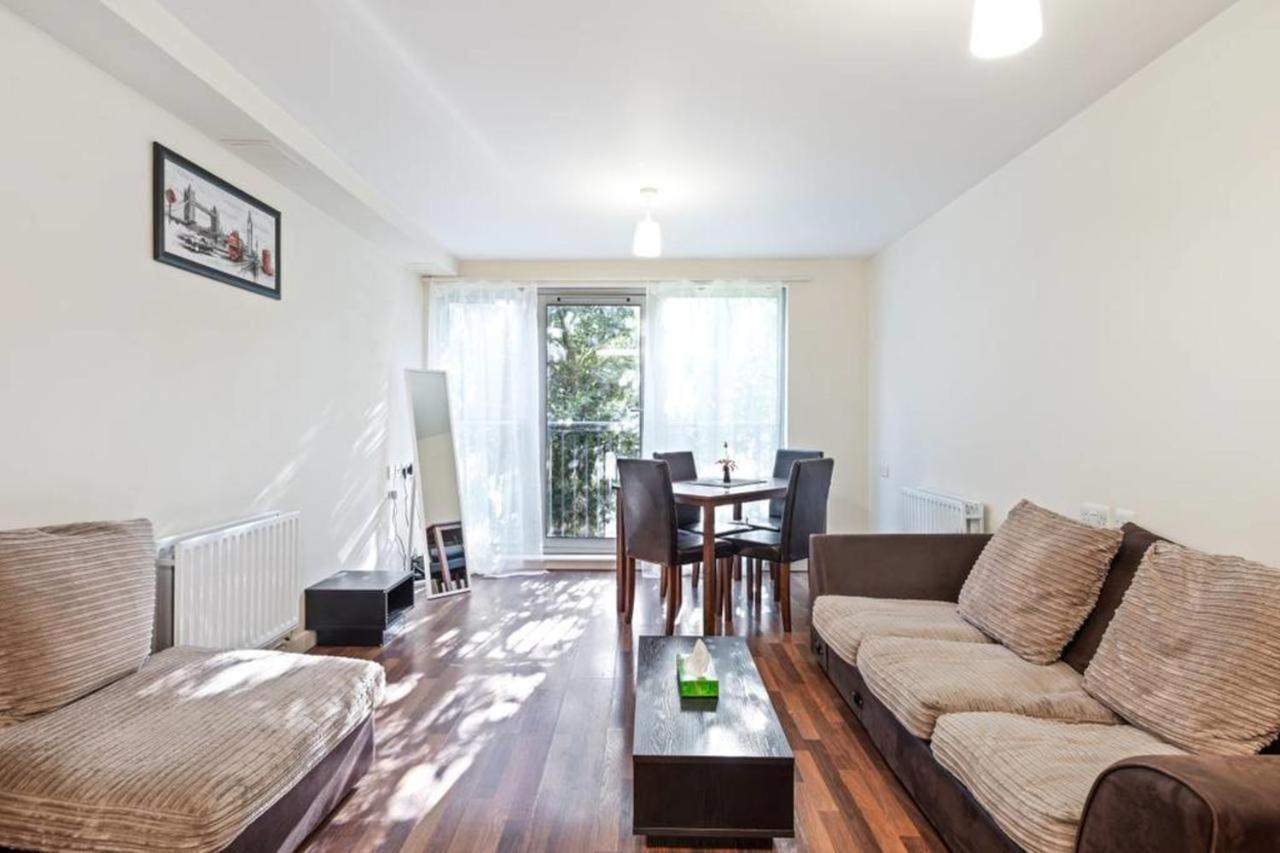 Appartamento Bright & Immense 2 Bdr Flat Near Excel Center Londra
