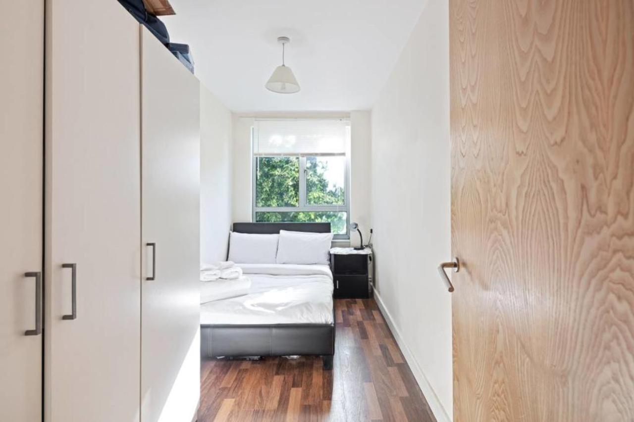 Appartamento Bright & Immense 2 Bdr Flat Near Excel Center Londra