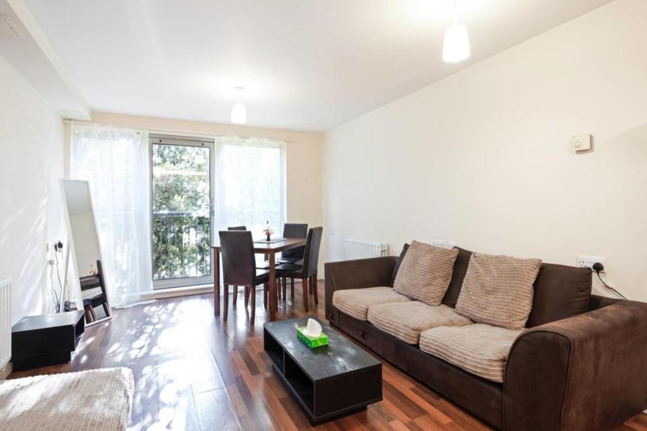 Appartamento Bright & Immense 2 Bdr Flat Near Excel Center Londra